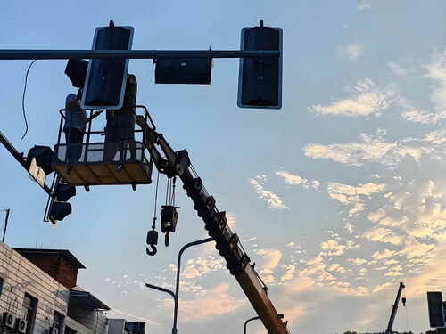 单臂 LED 车行道路灯案例：XX 物流园车辆通行照明改造效果整体外观 | 通用型结构 | 道路灯整体结构展示