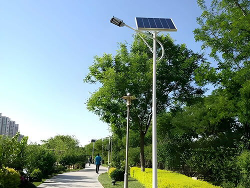 智能调光太阳能路灯 8 米 120W 市政道路 LED 路灯产品实物图