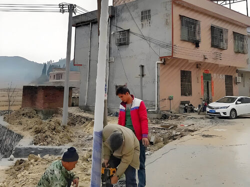 100W 大功率太阳能路灯案例 高速服务区停车场照明方案整体外观 | 太阳能供电 | 太阳能路灯整体结构展示