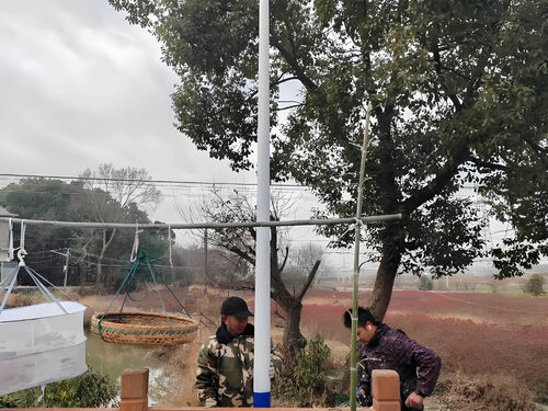 100W 大功率太阳能路灯案例 高速服务区停车场照明方案产品实物图