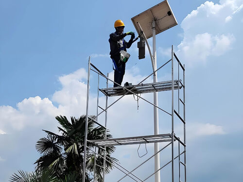 风光互补太阳能路灯施工案例 8 米款牧区无电地区照明效果整体外观 | 太阳能供电 | 太阳能路灯整体结构展示